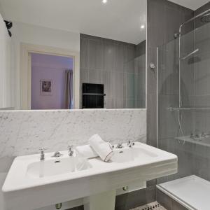 Vanderkindere : Appartement de caractère ± 225 m² bruts.