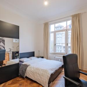 Vanderkindere : Appartement de caractère ± 225 m² bruts.