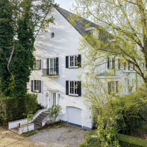 Leo Errera - Villa de 670 m² bruts, jardin & prof. libérale.