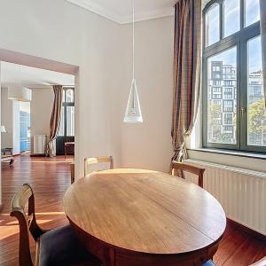 Etangs d'Ixelles / Louise : Bel appartement de caractère