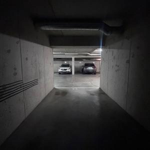 Rue Belliard : garage box fermé à louer !