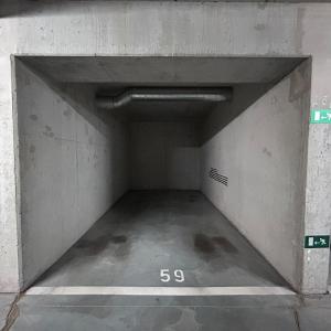 Rue Belliard : garage box fermé à louer !