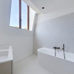 Stephanie/Toison d'or, penthouse rénové ±120m² 3ch terr 17m²
