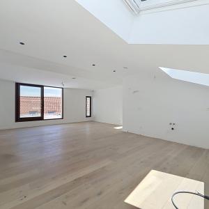 Stephanie/Toison d'or, penthouse rénové ±120m² 3ch terr 17m²