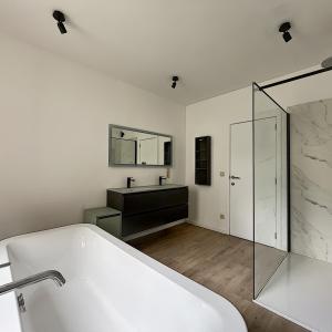 QUARTIER CHATELAIN : Magnifique triplex entièrement rénové