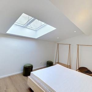 Cinquantenaire - Magnifique duplex 3 ch. rénové et meublé