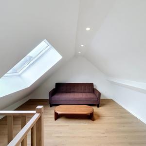 Cinquantenaire - Magnifique duplex 3 ch. rénové et meublé
