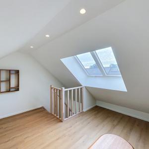 Cinquantenaire - Magnifique duplex 3 ch. rénové et meublé