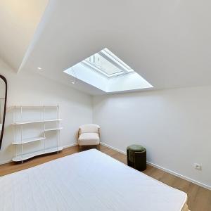 Cinquantenaire - Magnifique duplex 3 ch. rénové et meublé