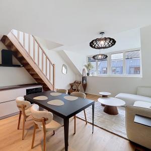 Cinquantenaire - Magnifique duplex 3 ch. rénové et meublé