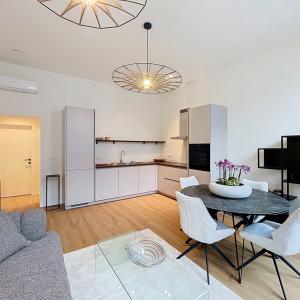 Cinquantenaire: Magnifique appartement 2 ch. rénové & meublé
