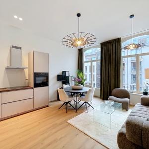 Cinquantenaire: Magnifique appartement 2 ch. rénové & meublé