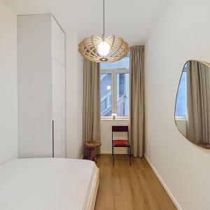 Cinquantenaire: Magnifique appartement 2 ch. rénové & meublé