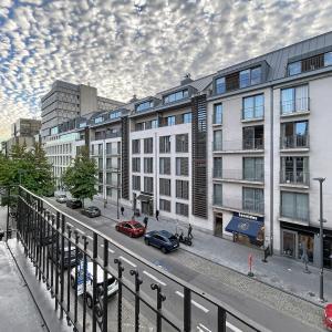 Cinquantenaire: Magnifique appartement 2 ch. rénové & meublé