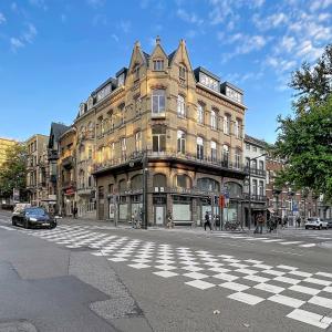 Cinquantenaire: Magnifique appartement 2 ch. rénové & meublé