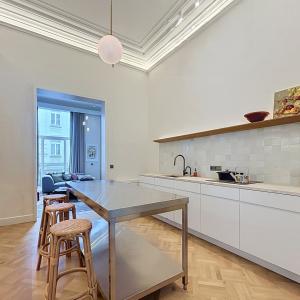 Sablon : Appart. meublé 2 ch. – location 6 à 10 mois