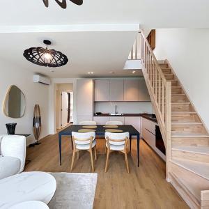 Cinquantenaire - Magnifique duplex 3 ch. rénové et meublé