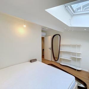 Cinquantenaire - Magnifique duplex 3 ch. rénové et meublé