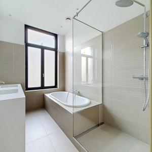 Pl. Brugmann : Superbe duplex penthouse rénové