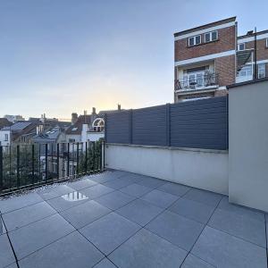 Pl. Brugmann : Superbe duplex penthouse rénové