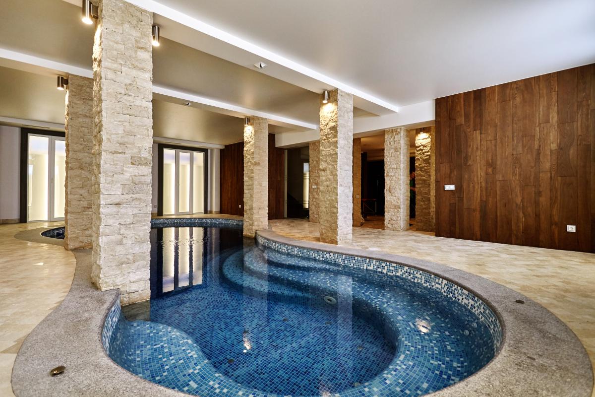 piscine intérieure Lecobel Vaneau immobilière de luxe