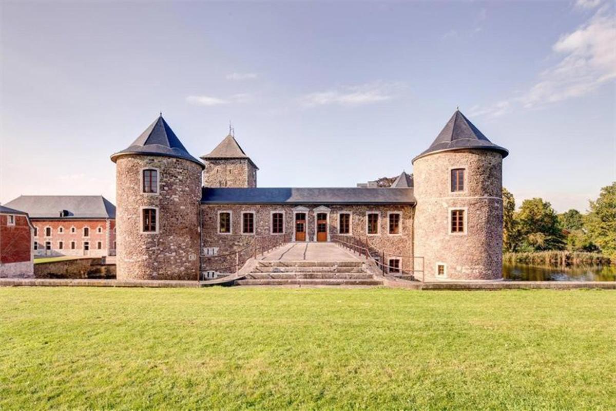 Château du XIII, au coeur d'un vaste domaine de ± 15 ha