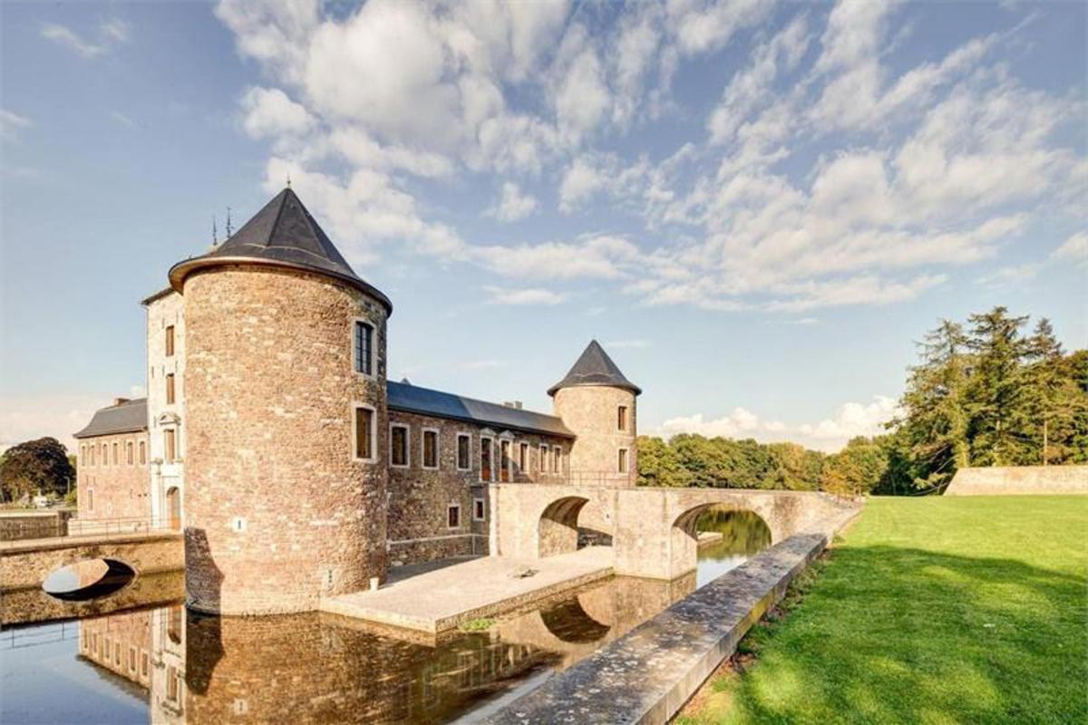 Château du XIII, au coeur d'un vaste domaine de ± 15 ha