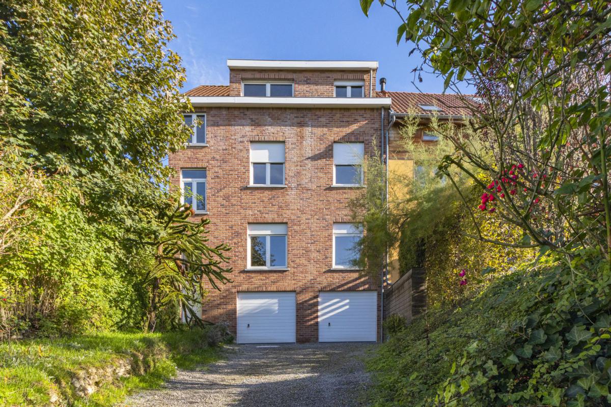 SOUS OFFRE! Moensberg: maison à rénover, jardin et double garage