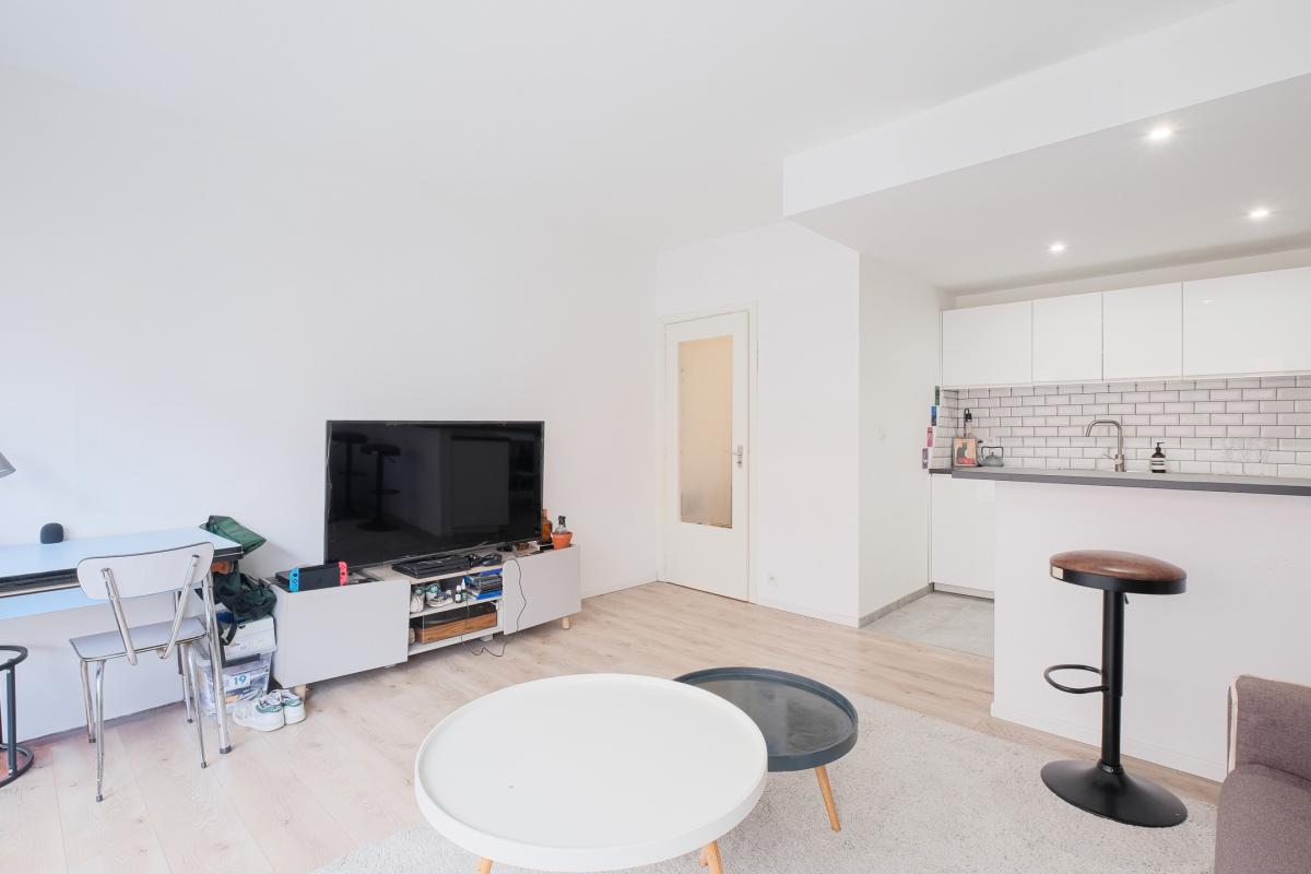 Sous compromis - Quartier Schuman - Lumineux studio rénové