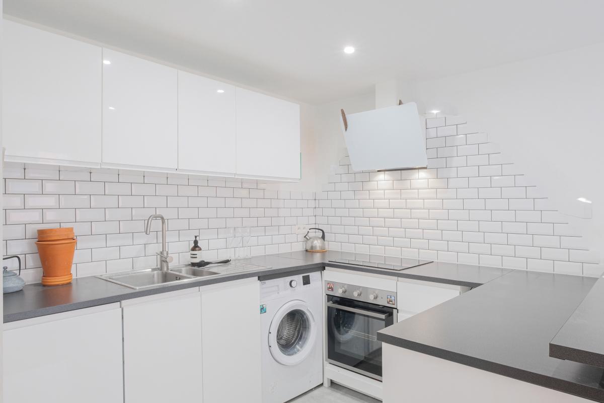 Sous compromis - Quartier Schuman - Lumineux studio rénové