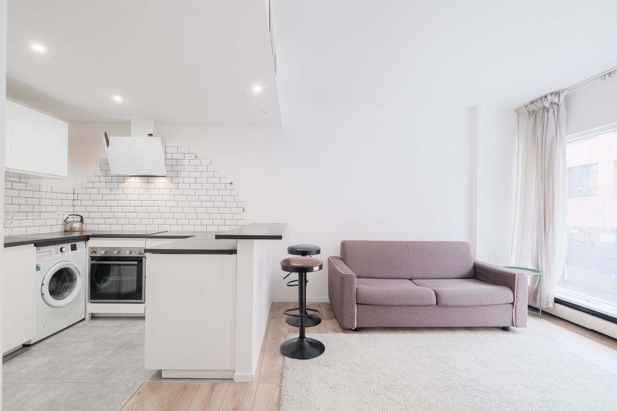 Sous compromis - Quartier Schuman - Lumineux studio rénové