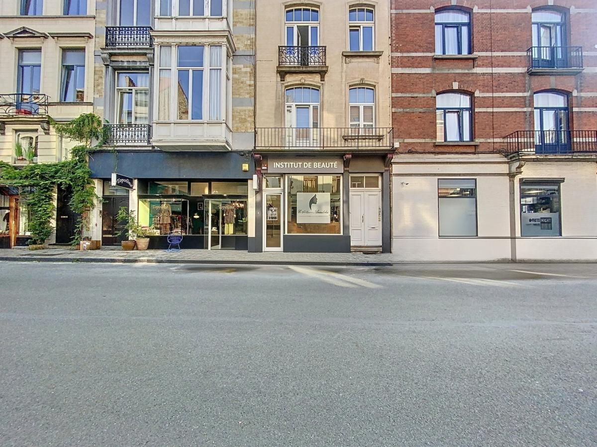 A deux pas de la Place Brugmann, rez-de-chaussée commercial