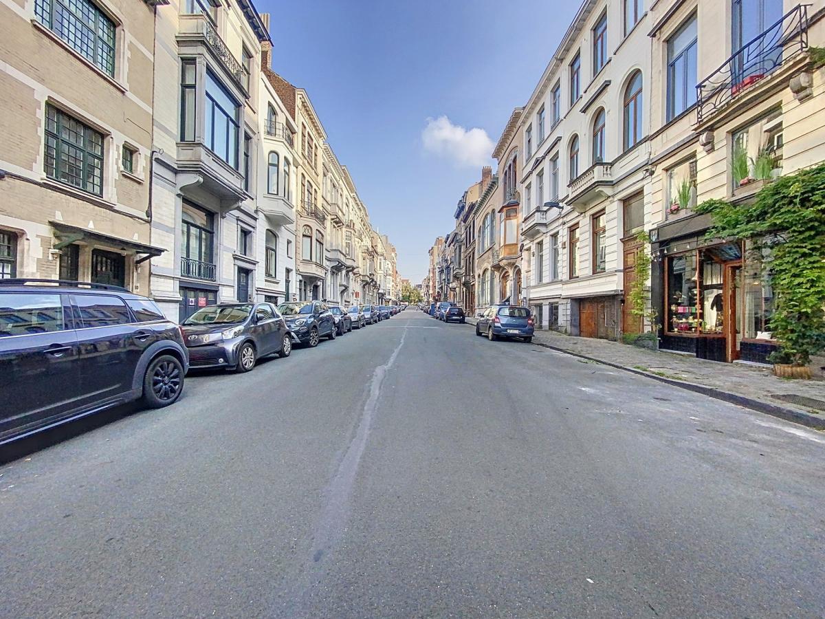 A deux pas de la Place Brugmann, rez-de-chaussée commercial