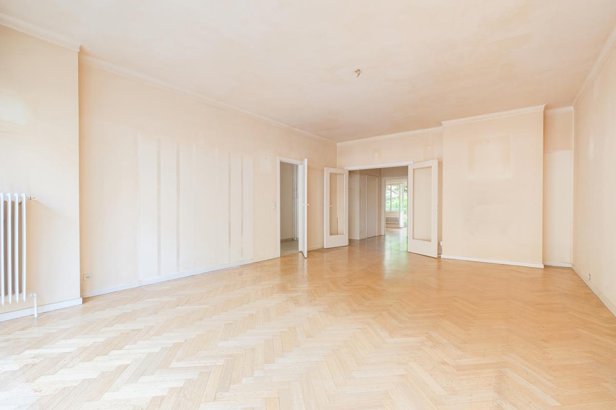 SOUS OFFRE !! Churchill: Appartement 1 chambre à rénover + terrasses