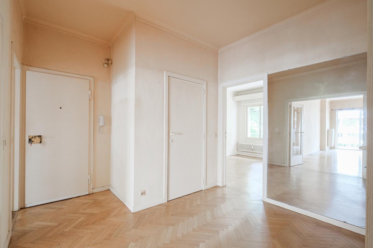 SOUS OFFRE !! Churchill: Appartement 1 chambre à rénover + terrasses