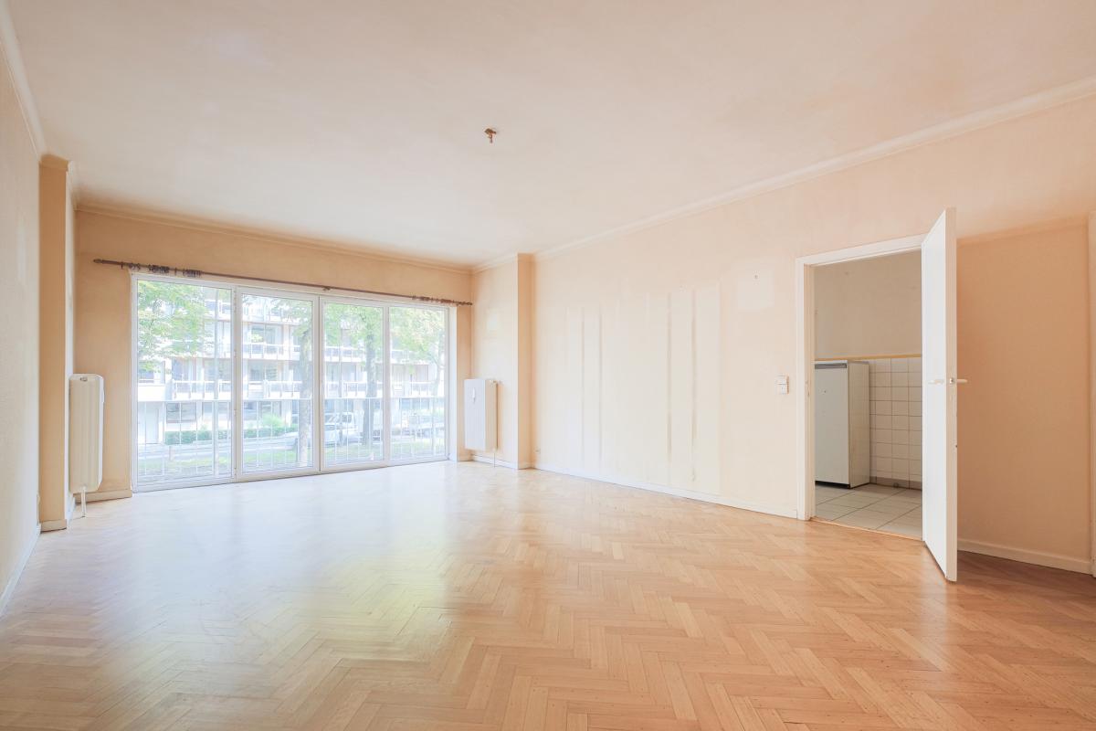 SOUS OFFRE !! Churchill: Appartement 1 chambre à rénover + terrasses