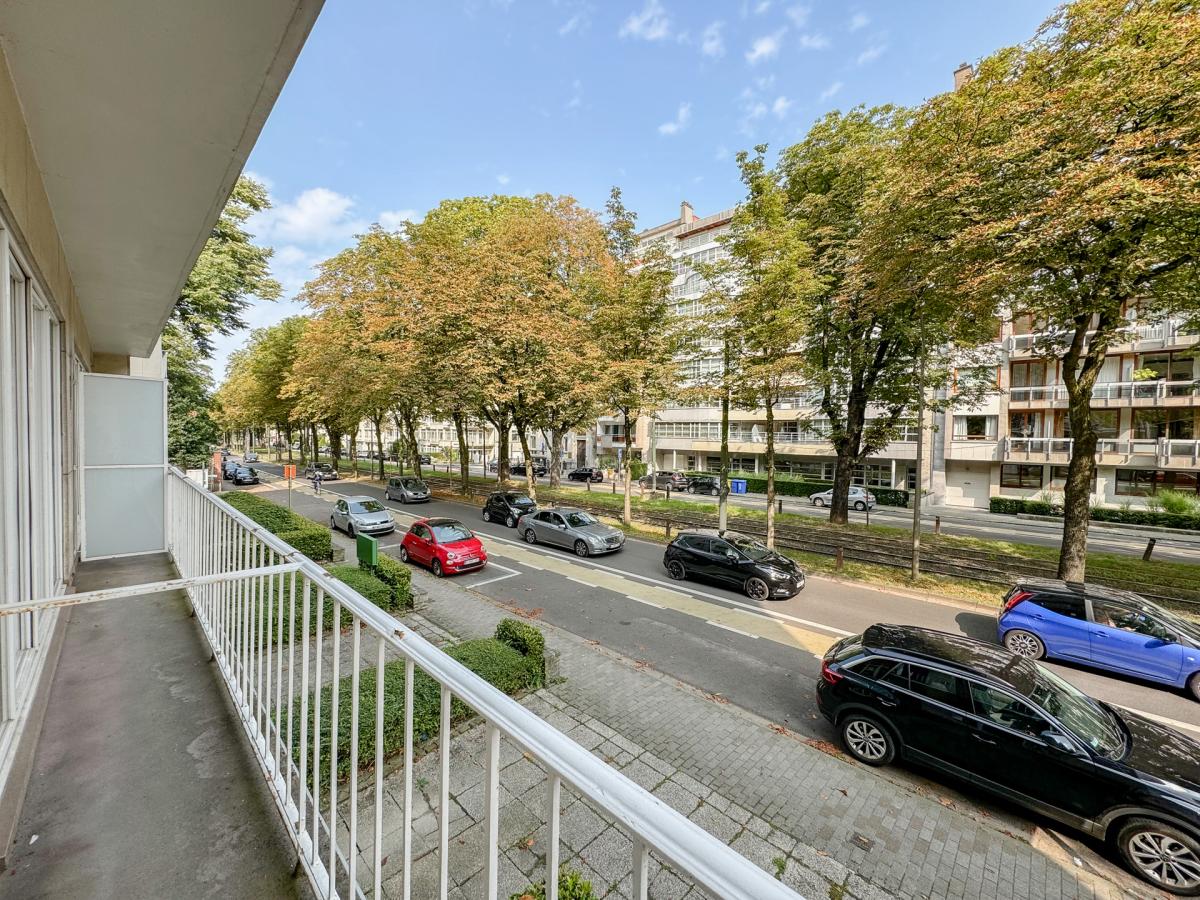 SOUS OFFRE !! Churchill: Appartement 1 chambre à rénover + terrasses