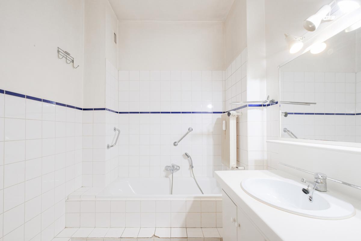 SOUS OFFRE !! Churchill: Appartement 1 chambre à rénover + terrasses
