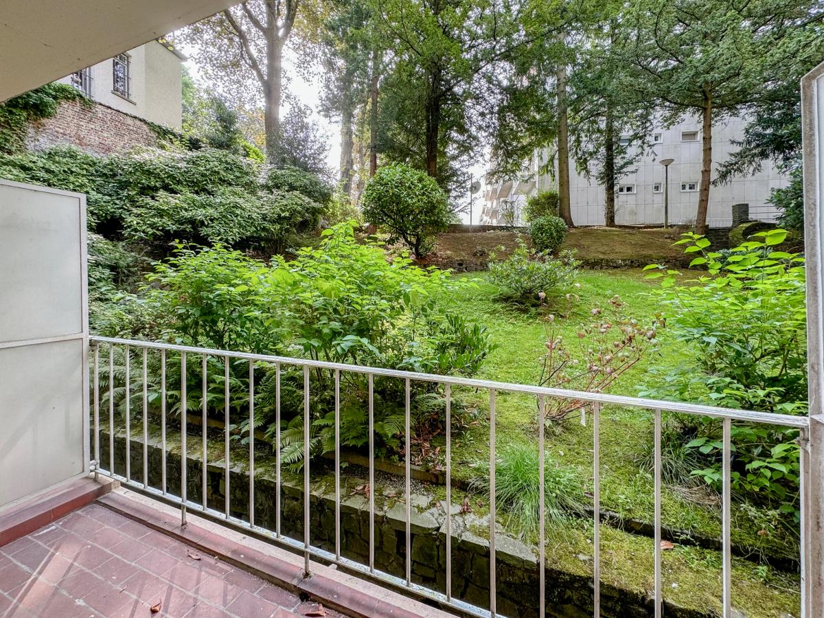 SOUS OFFRE !! Churchill: Appartement 1 chambre à rénover + terrasses