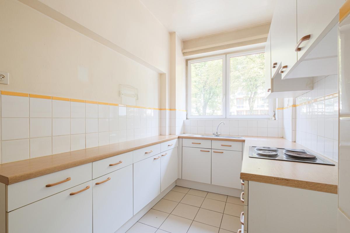 SOUS OFFRE !! Churchill: Appartement 1 chambre à rénover + terrasses