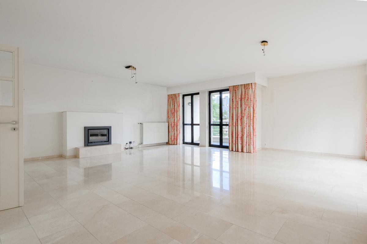 SOUS OFFRE !! Parc Brugmann: Magnifique appart. 3 chambres avec terrasse