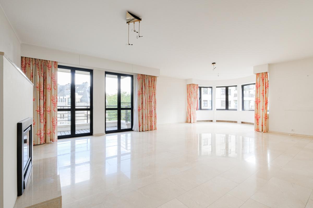 SOUS OFFRE !! Parc Brugmann: Magnifique appart. 3 chambres avec terrasse