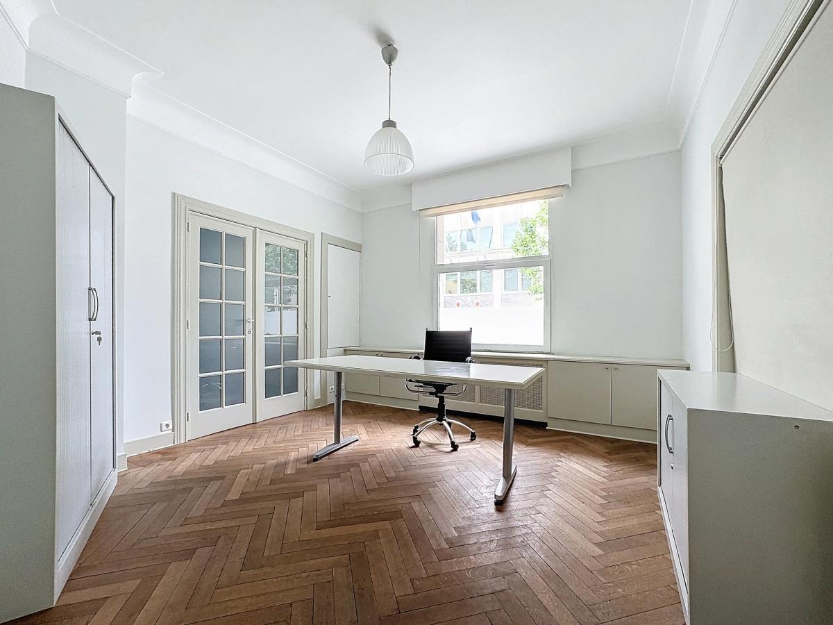 Schuman/ Cinquantenaire : Bureau rénové