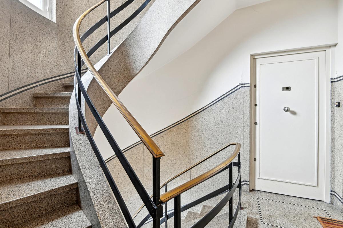 SOUS OFFER !! Place Brugmann: appartement 1 chambre avec balcon et garage