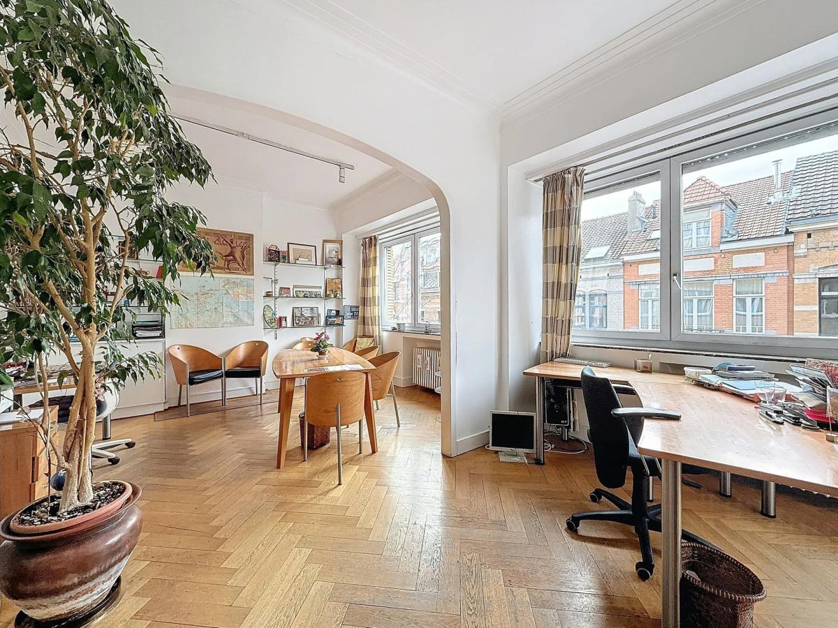 SOUS OFFER !! Place Brugmann: appartement 1 chambre avec balcon et garage