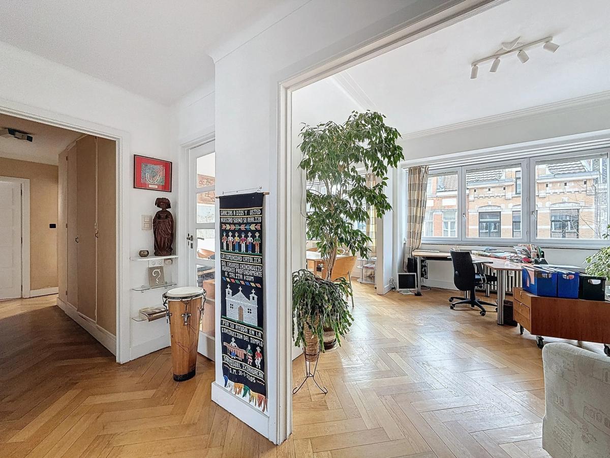 SOUS OFFER !! Place Brugmann: appartement 1 chambre avec balcon et garage