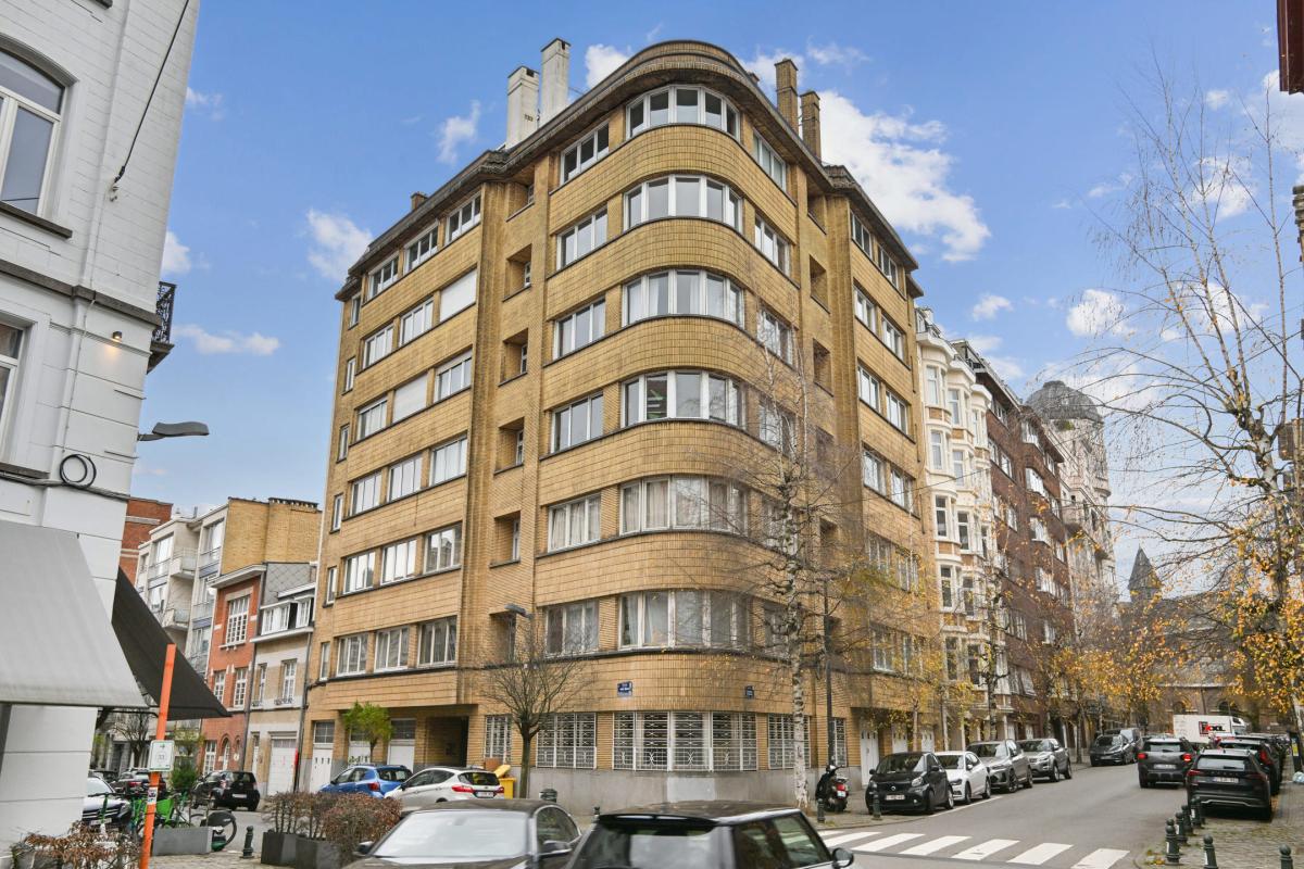 SOUS OFFER !! Place Brugmann: appartement 1 chambre avec balcon et garage