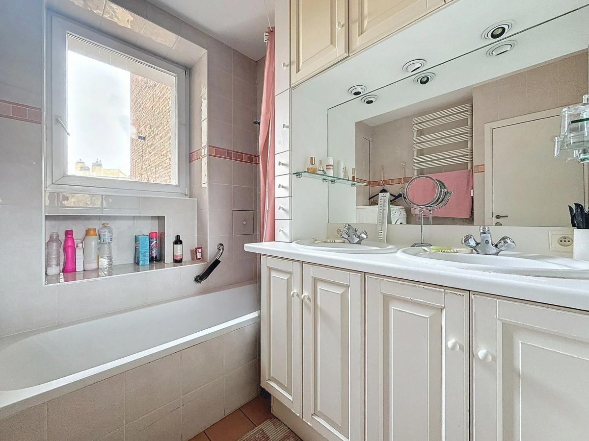 SOUS OFFER !! Place Brugmann: appartement 1 chambre avec balcon et garage