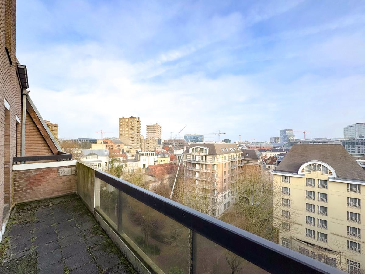 SOUS COMPROMIS ! Quartier Européen: Lumineux appartement 2 ch 