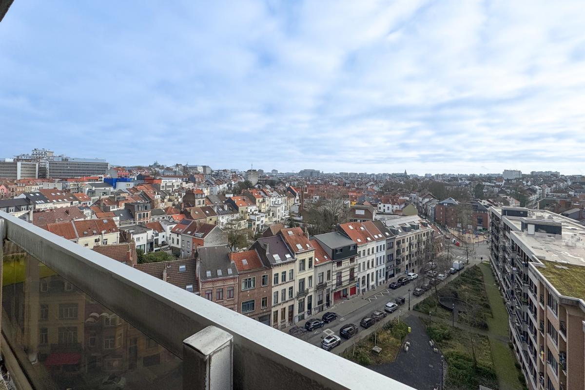 SOUS COMPROMIS - Place Jourdan: superbe appartement 2ch + 2 terr parking